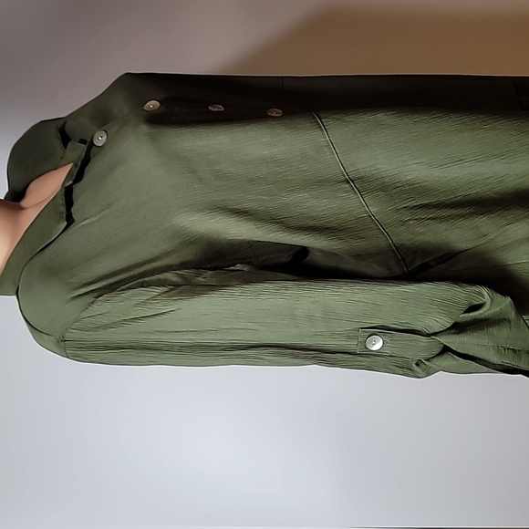 ND New Directions Green Button-up - Roll-tab sleeves V-neck -Back button design - Picture 12 of 15